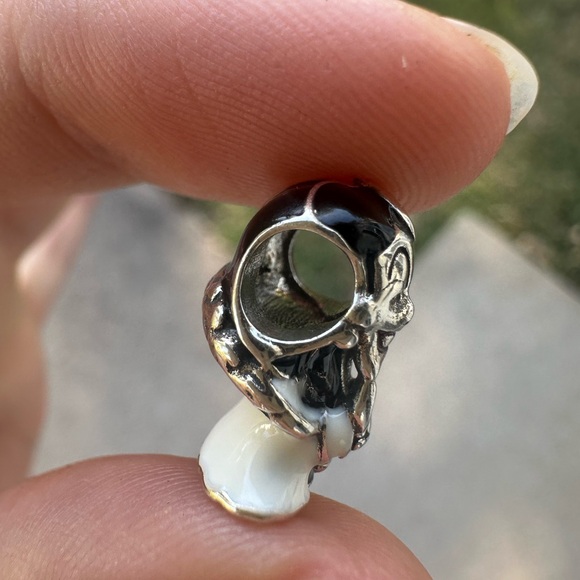 Pandora x Disney Cruella De Vil Charm – 101 Dalmatians - Picture 8 of 11